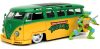 Jada Toys Teenage Mutant Ninja Turtles™ 1962 Volkswagen busz 1:24 fém játákautó Leonardo figurával 253285000