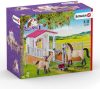 Schleich® Horse Club 42369 Istálló arab telivérrel és lovászlánnyal