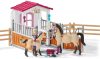 Schleich® Horse Club 42369 Istálló arab telivérrel és lovászlánnyal