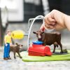 Schleich® Farm World 42529 Boldog tehén csutakoló